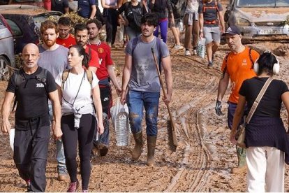 Primeros voluntarios en el barro de la zona cero, foto del 1 de noviembre, del arzobispado de Valencia