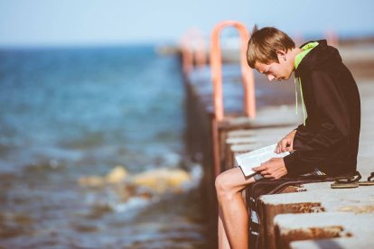Es bueno fomentar la lectura entre los jóvenes, pero no cualquier lectura. Foto: Ben White / Unsplash.