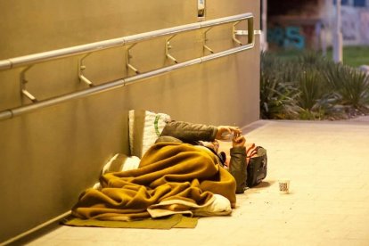 Allá donde no existe conciencia de una paternidad común es muy difícil que la gente sienta al prójimo (sobre todo si es un prójimo que huele que apesta) como un hermano. Foto: Mihaly Koles / Unsplash.