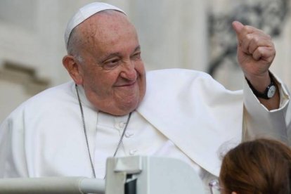 El Papa Francisco saluda a los fieles durante la audiencia general de este miércoles. Foto: Vatican Media.