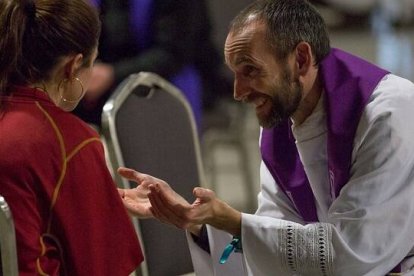 Un sacerdote confiesa a una joven
