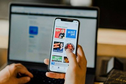 Con tu ayuda mensual, aunque sea pequeña, puedes multiplicar el impacto de la Verdad en la Red a través del principal portal católico en español. Foto (contextual): Austin Distel / Unsplash.