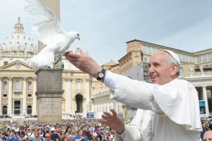 Francisco, con una paloma durante una de las primeras audiencias generales de su pontificado, en mayo de 2013. Foto: Vatican Media.