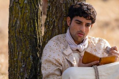 El apóstol Mateo de la serie The Chosen repasa sus notas escritas con las que hará un evangelio