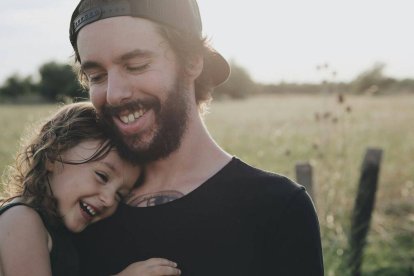 'No hacemos de padres. Somos padres. Somos los que no nos reinventamos. Somos los que tenemos el deber de todo y derecho a nada, y mucho menos a enamorarnos y rehacer nuestra vida; somos los que siempre estamos'. Foto: Caroline Hernández / Unsplash.