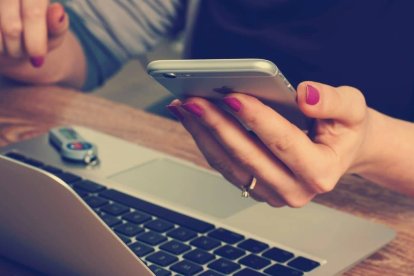 Las nuevas tecnologías han disminuido drásticamente nuestra capacidad de concentración, con un resultado empobrecedor. Foto: Firmbee.com / Unsplash.