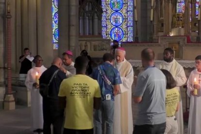 Los obispos Gobillard y Marsset reparten Medallas Milagrosas a atletas del mundo junto a la tumba de San Denís