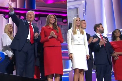 Trump, Vance y sus familias durante la convención republicana que les consagró en julio como 'ticket' electoral.