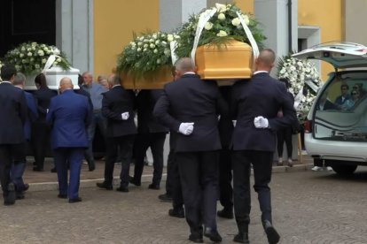 Momento en el que se introducen los féretros del pequeño Lorenzo y de sus padres, Fabio y Daniela, en la parroquia donde el arzobispo de Milán, Mario Delpini, ofició el funeral, con a homilía que aquí reproducimos. Foto: captura Local Team.