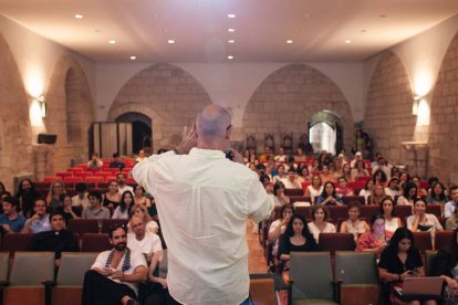 Decenas de asistentes se dan cita en el emblemático Monasterio de la Santa Espina (Valladolid), donde se celebra el Observatorio de lo Invisible.