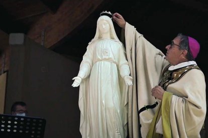 Jérôme Beau, arzobispo de Bourges, corona en 2020 a Nuestra Señora de la Misericordia a la llegada de la peregrinación M de María a Pellevoisin.