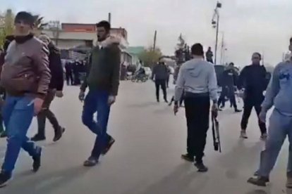 Islamistas armados por las calles de Siria tras el derrocamiento de Bashar al Assad. Hasta ahora el Estado sirio ofrecía una cierta protección a los cristianos frente a los yihadistas. Es una incógnita qué va a pasar a partir de ahora.