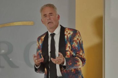 Jordan Peterson ofreció su charla vestido con una americana con cruces estampadas.