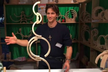 Misha Demidjuk vive su fe en un pequeño pueblo francés donde tiene un taller de juguetes de madera