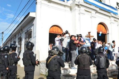 Una imagen que ha sido muy habitual en estos años en Nicaragua: el cerco policial, unido al de los sicarios del régimen, a las iglesias a las que consideran centros de resistencia.