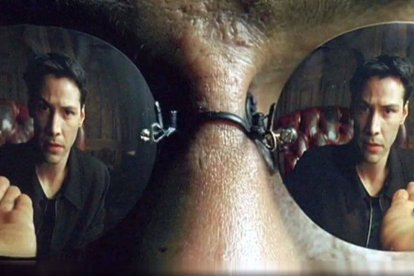 Morfeo (Laurence Fishburne) ofrece a Neo (Keanu Reeves) una decisión trascendental: vivir en la verdad o vivir engañado. Una escena ya clásica de 'Mátrix' (1999), de los hermanos Wachowski.