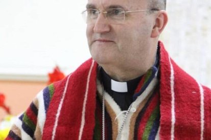 José Ignacio Munilla posó con poncho en el Congreso Eucarístico de Ecuador