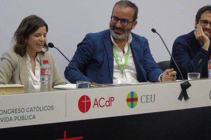 De izquierda a derecha, Ana Iris Simón, Pablo Velasco y Jorge Freire