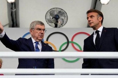 Thomas Bach, presidente del Comité Olímpico Internacional, junto con Emmanuel Macron, presidente de Francia, durante estos JJOO de París.