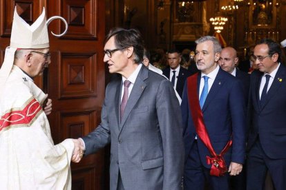 El presidente de la Generalitat de Cataluña, Salvador Illa, saluda al cardenal Juan José Omella. En segundo término, el alcalde de Barcelona, Jaume Collboni. Foto: G. Simón / Arzobispado de Barcelona.