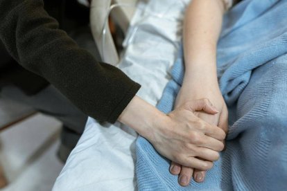 La cercanía a la enfermedad y el sufrimiento nos acerca a la verdadera realidad, que solemos esconder con el ruido cotidiano y la seducción del éxito y el esplendor corporal. Foto: RDNE Stock Project / Pexels.