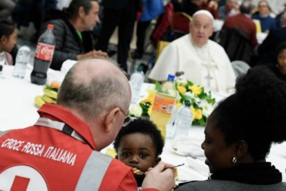 Durante el almuerzo, el Papa charló con varios de ellos, respondió preguntas y repartió caramelos a los más pequeños.