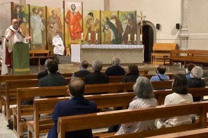 Misa en 2021 en la capilla del seminario de Barcelona, con el cardenal Omella