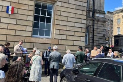 Oración de rosario por desagravio, convocado de la noche a la mañana, ante el consulado francés en Edimburgo