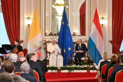 Francisco advirtió a los representantes políticos, sociales y diplomáticos de Luxemburgo de que en Europa vuelve a ser posible la guerra. Foto: Vatican Media.