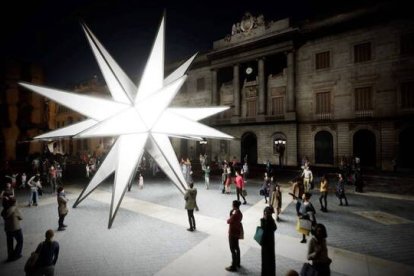 Al nacimiento le sustituye una estrella de luz de 20 puntas, cada una de cuatro metros de largo, que se llama Origen y ha sido pactada por las dos instituciones que se asoman a la plaza.