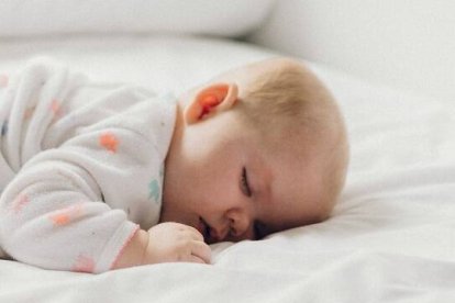 Hay algo sagrado y misterioso en el ser humano pequeño y fragilísimo - foto de Dakota Corbin en Unsplash