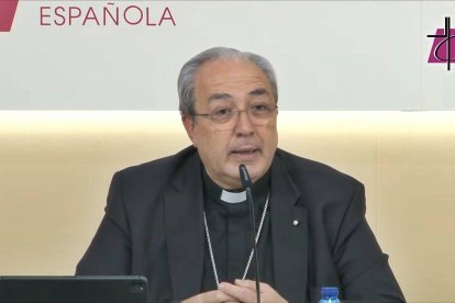 Francisco César García Magán, obispo auxiliar de Toledo y secretario general de la conferencia episcopal, durante la presentación este viernes de los resultados de la asamblea plenaria que ha tenido lugar durante toda la semana.