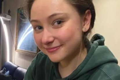 El entierro de Philippine Le Noir, la joven de 19 años asesinada en Francia esta semana, congregó a 3000 personas en la catedral de Versalles.