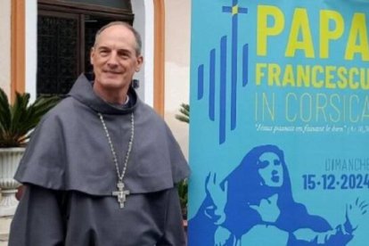 El cardenal Bustillo, natural de Pamplona, obispo de Ajaccio, presenta los logotipos del viaje papal