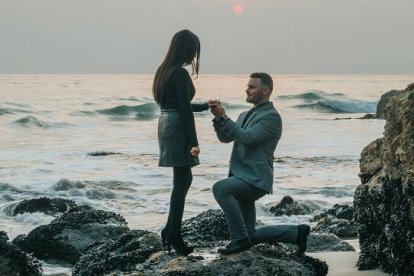 Una pedida de mano junto al mar, foto de Nathan Dumlao en Unsplash