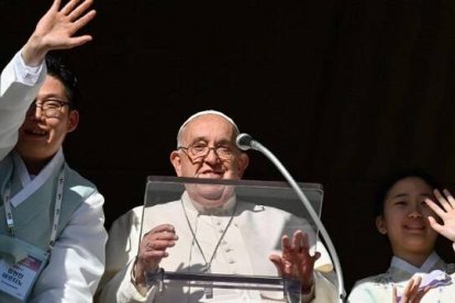 Dos jóvenes coreanos con el Papa Francisco por la entrega de la Cruz de la JMJ de Seúl