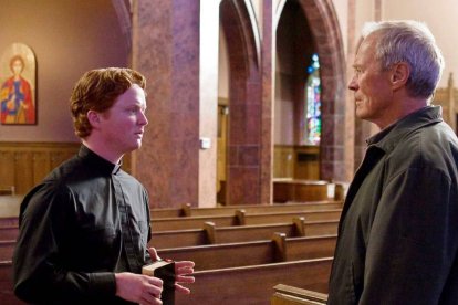 En 'Gran Torino', Clint Eastwood es un feligrés muy difícil ante quien mantiene el tipo, con personalidad y espíritu sacerdotal, el joven párroco, interpretado por Christopher Carley.