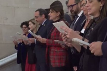Diputados de casi todos los partidos, menos la CUP, cantan villancicos en las escaleras del Parlament catalán