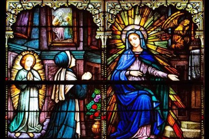 Vidriera que representa la aparición de la Virgen a Santa Catalina Labouré (1806-1876).