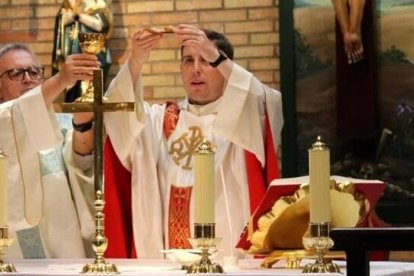 Manuel López, autor del estudio, eleva el cáliz al finalizar la plegaria eucarística junto a su hijo Antonio, sacerdote, quien eleva la patena en una misa celebrada en su parroquia de Algeciras. Foto: cortesía de Manuel López.