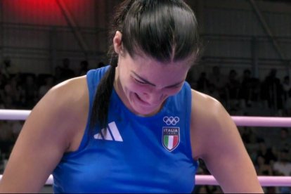 Angela Carini llora desconsolada tras verse obligada a tirar la toalla en un desigual combate olímpico. Fue un momento que evidenció ante el mundo entero el sinsentido de la ideología de género.