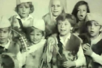 Las fotos de los años 70 se pueden desdibujar, pero el Niño sigue alegre y dispuesto a jugar con los hijos de los hombres