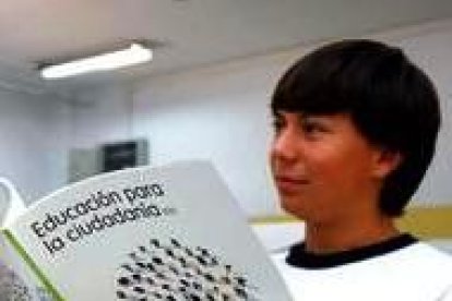 Un niño con un libro de EpC