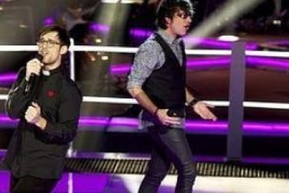 La batalla musical entre el Padre Damián y Toni, resuelta con elegancia, acabó con la clasificación del joven cura misionero