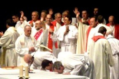 Sacerdotes cantan, alaban y besan el altar en la procesión de entrada de una misa de la Renovación Carismática