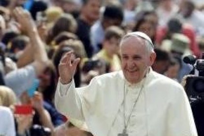 Francisco saluda a la gente cada miércoles con motivo de sus catequesis públicas