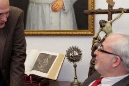 En científico Izpisúa -de pie- con el presidente de la UCAM, José Luis Mendoza - trabajan con células madre adultas y con animales, algo permitido por la Iglesia