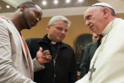 El Limonero Papal presenta al Santo Padre a un superviviente de Lampedusa