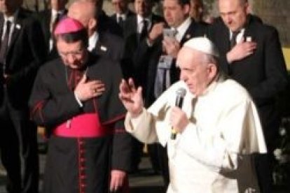 Francisco bendice a los fieles ante la Nunciatura en Ciudad de México, en su primera noche en el país