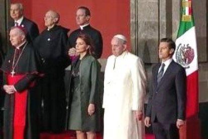 El Papa Francisco, el presidente de México y su esposa escuchan los himnos